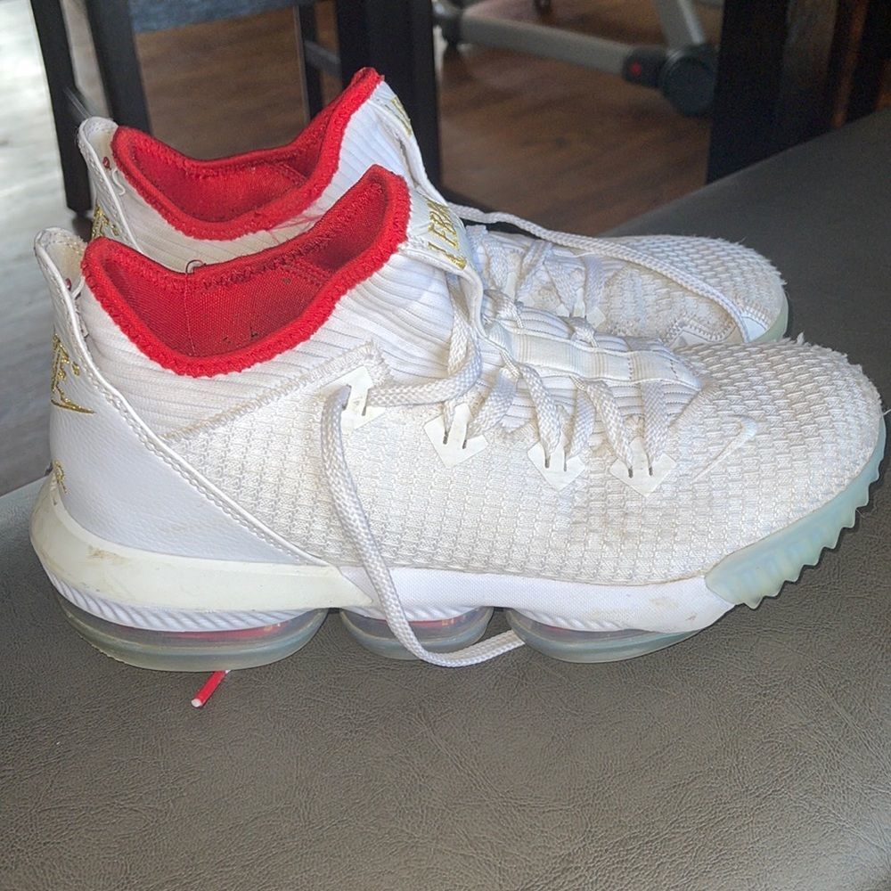 Nike Lebron James Xvi Air Sneakers